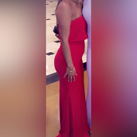 Red gown - Picture 2 of 8